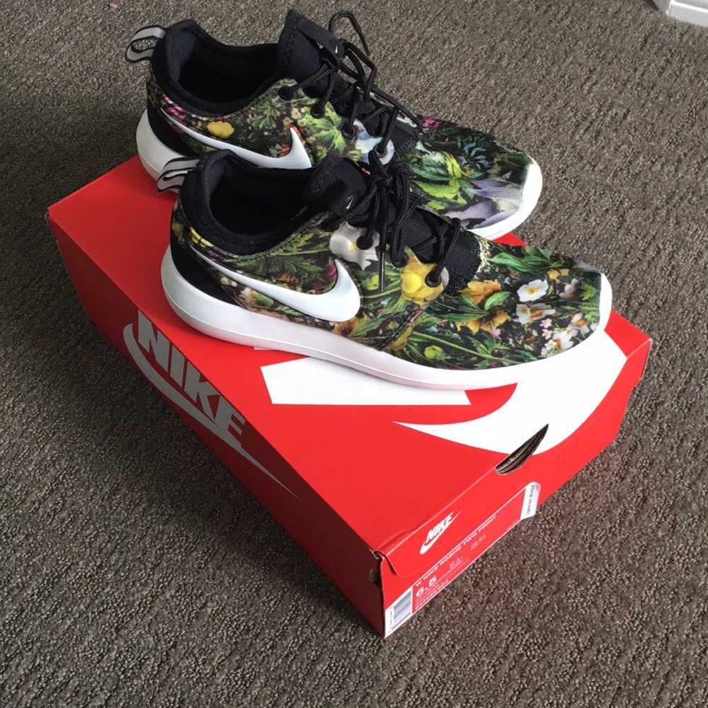 Nike Floral Print Roshe Run size 6.5 with box